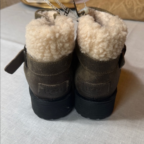 NWT UGG Women's Tan Shearling Buckle Boots - Picture 2 of 6